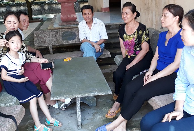 Vụ học sinh lớp 1 bị mù mắt: Nhà trường kháng cáo Cháu Phương Anh và người thân trước giờ phiên tòa sơ thẩm. Ảnh: Hoàng Lam.