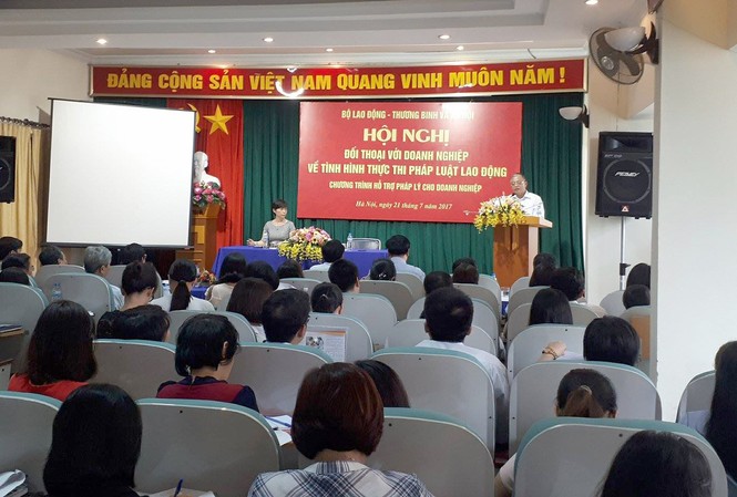 Doanh nghiệp kiến nghị không tăng lương, bảo hiểm năm 2018 Đại diện hơn 100 DN tại Hà Nội ngồi chật hội trường Sở LĐ-TB&XH để gửi thắc mắc pháp luật lao động tới lãnh đạo Bộ LĐ-TB&XH. Ảnh: L.H.Việt.
