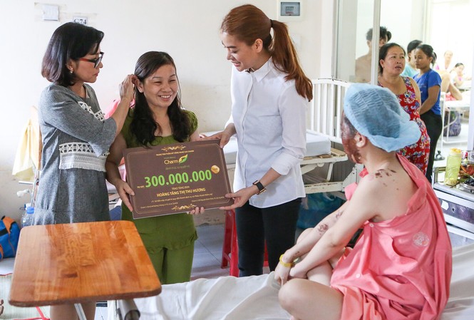 Thực hư việc Trương Ngọc Ánh bị tố quỵt tiền từ thiện Trương Ngọc Ánh trao số tiền hỗ trợ thẩm mỹ 300 triệu cho mẹ của nữ sinh bị tạt axit Thu Hương.