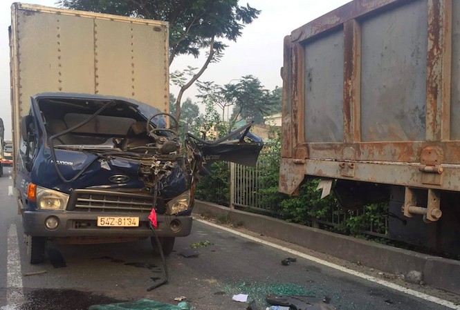 Xe tải biến dạng sau cú tông kinh hoàng, tài xế tử vong Hiện trường vụ tai nạn.