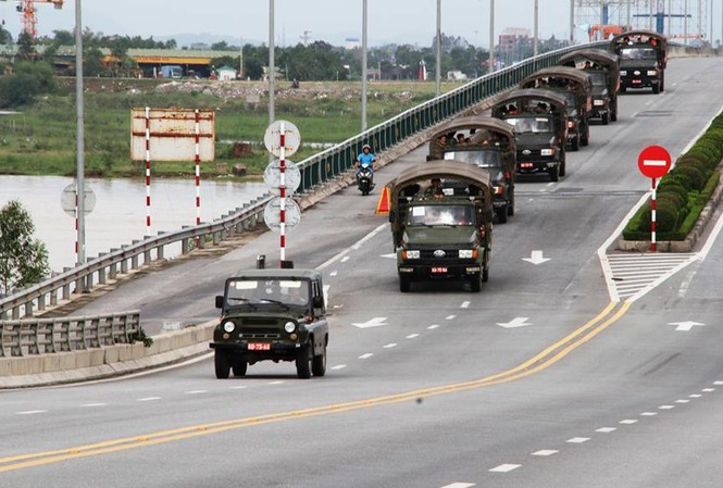 Huy động sư đoàn 324 đến tâm bão Kỳ Anh Hình ảnh sư đoàn 324 cơ động đến Kỳ Anh.