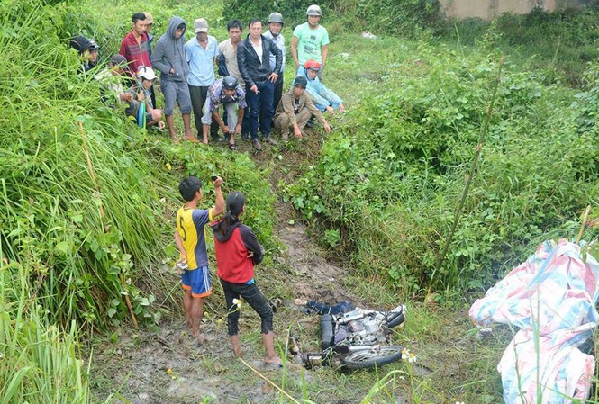 Kinh hãi phát hiện thi thể đàn ông dưới chân cầu Kinh hãi phát hiện thi thể đàn ông dưới chân cầu