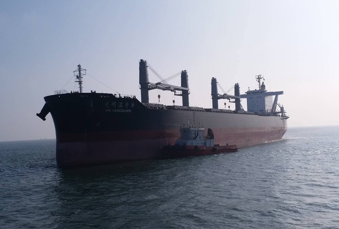 Tàu biển trọng tải 6,3 vạn tấn cập cảng Vissai Tàu biển trọng tải 6,3 vạn tấn cập cảng Vissai