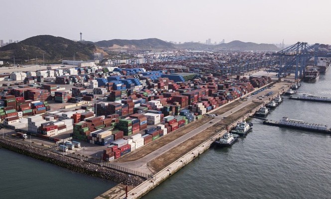Trung Quốc áp thuế hàng Mỹ, “chiến tranh thương mại lớn nhất lịch sử” Những container hàng hóa ở một cảng biển của Trung Quốc - Ảnh: Bloomberg.
