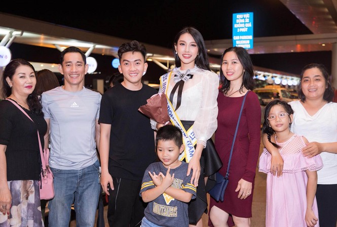 Thuỳ Tiên váy đỏ quyến rũ, hạnh phúc trong vòng vây fans Việt ở Nhật Thuỳ Tiên bên gia đình và bạn bè khi lên đường dự thi Hoa hậu quốc tế 2018.