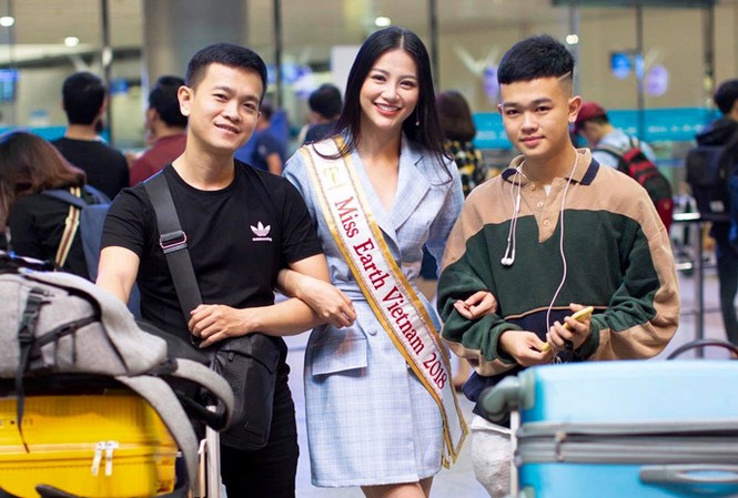 Anh trai Phương Khánh hé lộ hậu trường khắc nghiệt thi Miss Earth Phương Khánh và anh trai (trái) cùng em trai trong ngày lên đường đi thi Miss Earth.