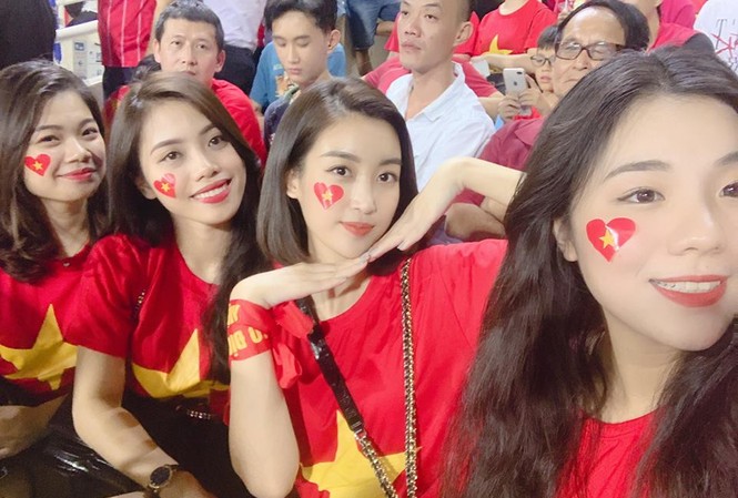 Hoa hậu Mỹ Linh dự đoán tỷ số 1-1 trên 'chảo lửa' Bukit Jalil Hoa hậu Mỹ Linh trên sân Mỹ Đình cổ vũ đội tuyển Việt Nam trong trận Philippines hôm 6/12.