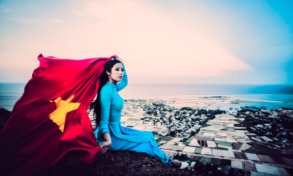 Hoa hậu Ngọc Hân và dàn nghệ sĩ cổ vũ tuyển Việt Nam từ Hàn Quốc Hoa hậu Ngọc Hân và dàn nghệ sĩ cổ vũ tuyển Việt Nam từ Hàn Quốc.