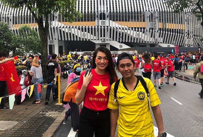 Á hậu Lệ Hằng 'liều' vào khán đài Malaysia ở 'chảo lửa' Bukit Jalil Lệ Hằng và một cổ động viên Malaysia bên ngoài sân Bukit Jalil.