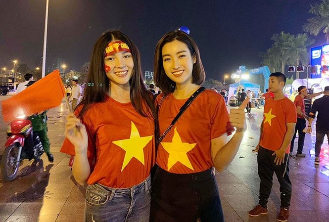Hoa khôi Cần Thơ Thuý Vi dự đoán Việt Nam thắng 3-1 ở Mỹ Đình Hoa khôi Thuý Vi và Hoa hậu Mỹ Linh cổ vũ Việt Nam trong trận gặp Philippines trên sân Mỹ Đình hôm 6/12.