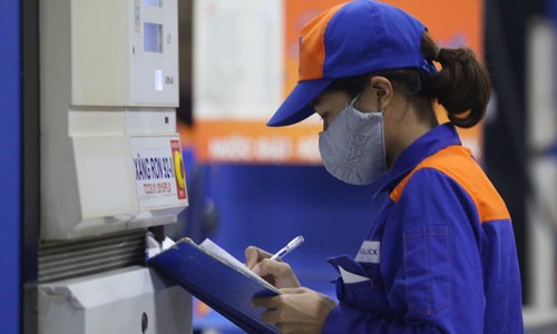Giá xăng có thể giảm tiếp vào ngày mai Nhân viên tại trạm xăng Hà Nội. Ảnh: Ngọc Thành.