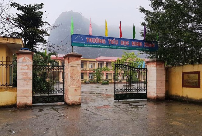 12 học sinh tiểu học bị chó cắn trong sân trường Trưởng tiểu học Ninh Xuân nơi xảy ra sự việc 12 học sinh bị chó cảnh cắn trong sân trường.