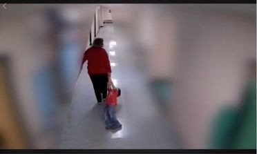 Sa thải cô giáo kéo lê học sinh Cô giáo kéo lê học sinh. Ảnh: Angel Nelson.