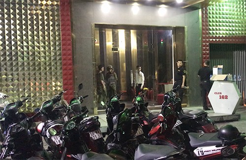 Nhiều điểm ăn chơi ở Sài Gòn hỗn loạn khi cảnh sát đột kích Club 162 bị kiểm tra. Ảnh: Quốc Thắng.