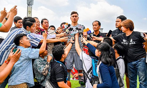 Văn Lâm muốn cùng Muangthong vô địch Thai League 2019 Khoảng 50 phóng viên, đại diện cho các cơ quan truyền thông Thái Lan, có mặt tại sân SCG, dự lễ ra mắt của Văn Lâm trưa 7/2. Ảnh: MTUTD.