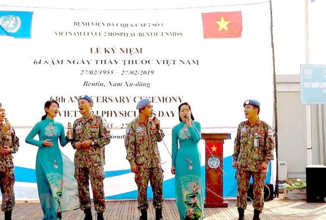 Bệnh viện dã chiến cấp 2 tổ chức kỷ niệm ngày 27/2 tại Nam Sudan Tiết mục văn nghệ tại buổi lễ. (Nguồn: TTXVN phát).