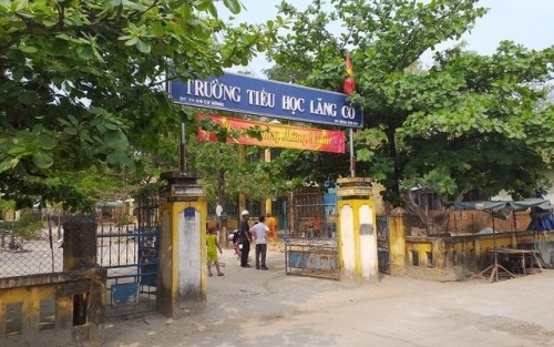 Giả phụ huynh vào trường sờ cổ, giật dây chuyền của hàng loạt học sinh Nhiều phụ huynh và học sinh tại trường tiểu học Lăng Cô (thị trấn Lăng Cô, huyện Phú Lộc, tỉnh Thừa Thiên Huế) hoang mang khi nhiều học sinh bị người phụ nữ giả dạng phụ huynh vào sờ cổ, giật dây chuyền.