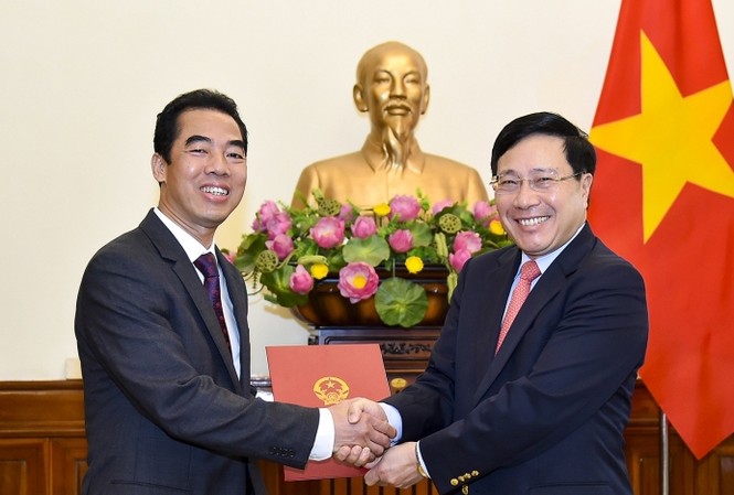 Công bố quyết định nhân sự của Thủ tướng Chính phủ Phó Thủ tướng, Bộ trưởng Bộ Ngoại giao trao quyết định cho đồng chí Tô Anh Dũng.