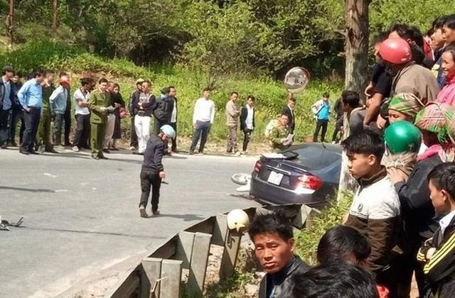 'Bắt vạ' 400 triệu sau tai nạn: Công an kết luận tài xế tự hỗ trợ 200 triệu Cơ quan chức năng xác định số tiền 200 triệu đồng được các tài xế tự nguyện bồi thường cho gia đình nạn nhân.