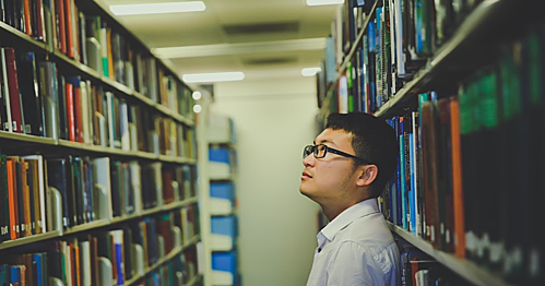 Vì sao nhiều sinh viên Trung Quốc học giỏi vẫn bị trục xuất khỏi trường Mỹ Thống kê có 25% sinh viên Trung Quốc bị đuổi khỏi đại học ở Mỹ, do không theo kịp được cách học ở đây, trong đó trở ngại lớn nhất vẫn là ngôn ngữ. Ảnh: Asia.