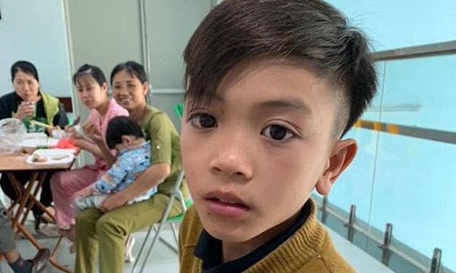 Cậu bé Sơn La đạp xe không phanh 100 km xuống Hà Nội thăm em ốm Chiến mặc áo len mỏng, đầu trần đi trong thời tiết lạnh dưới 18 độ C từ Sơn La xuống Hà Nội thăm em trai. Ảnh: Bệnh viện Nhi trung ương.