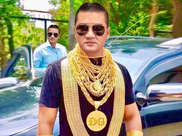 Cộng đồng mạng phát cuồng với 'nam vương' bóng đá dát vàng kín người Cộng đồng mạng phát cuồng với 'nam vương' bóng đá dát vàng kín người