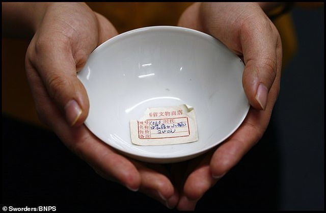 Chiếc bát sứ lưu niệm bất ngờ tăng giá 2.000 lần Chiếc bát sứ lưu niệm bất ngờ tăng giá 2.000 lần