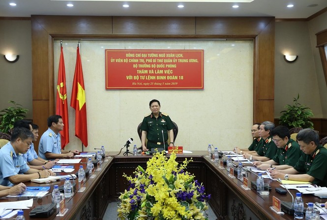 Bộ trưởng Bộ Quốc phòng Ngô Xuân Lịch làm việc tại Binh đoàn 18 Đại tướng Ngô Xuân phát biểu tại buổi làm việc với Binh đoàn 18. (Ảnh: Dương Giang/TTXVN).