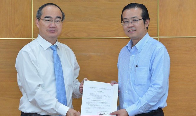 Ông Lê Văn Minh trở lại làm Phó trưởng Ban Tuyên giáo Thành ủy TPHCM Đồng chí Nguyễn Thiện Nhân, Ủy viên Bộ Chính trị, Bí thư Thành ủy TPHCM, trao quyết định điều động, bổ nhiệm cho đồng chí Lê Văn Minh. Ảnh: VIỆT DŨNG.
