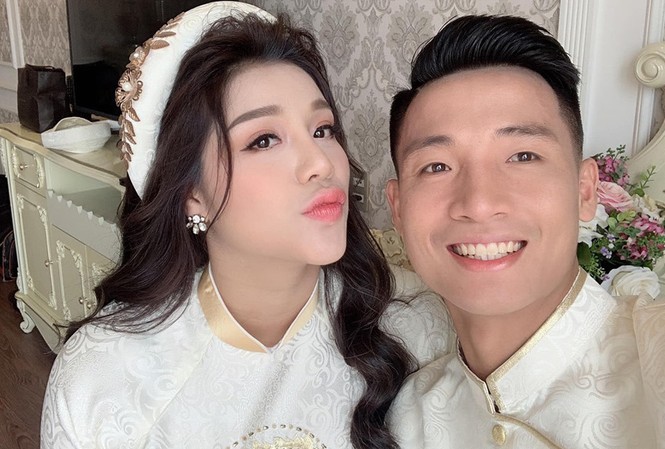 Hé lộ hình ảnh lễ ăn hỏi của cầu thủ Bùi Tiến Dũng Bùi Tiến Dũng và bạn gái mặc áo dài truyền thống trong lễ ăn hỏi