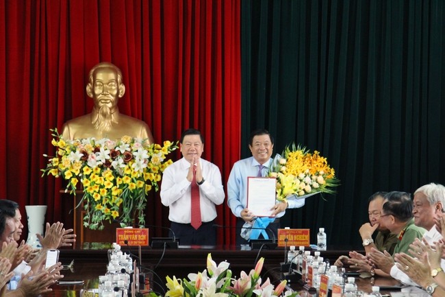 Ban Bí thư Trung ương Đảng chuẩn y nhân sự mới Đồng chí Trần Văn Rón trao quyết định của Ban Bí thư Trung ương Đảng chuẩn y đồng chí Bùi Văn Nghiêm giữ chức Phó Bí thư Tỉnh ủy Vĩnh Long.