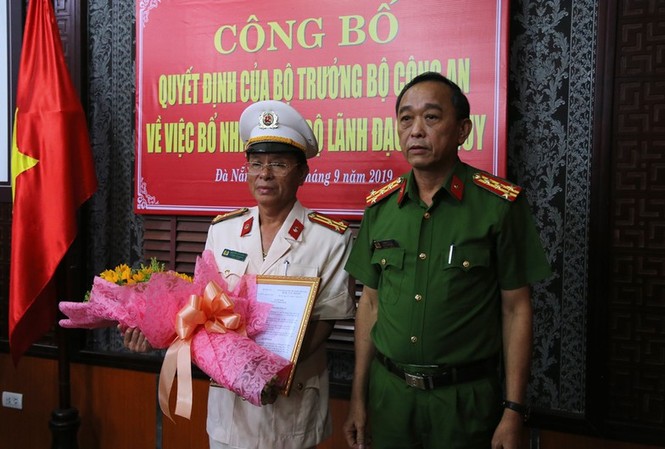 Triển khai quyết định nhân sự của Bộ trưởng Công an tại Đà Nẵng Đại tá Trần Mưu, Phó Giám đốc Công an TP. Đà Nẵng, trao quyết định điều động và bổ nhiệm Thượng tá Nguyễn Văn Cung giữ chức vụ Chánh Văn phòng Cơ quan Cảnh sát điều tra.