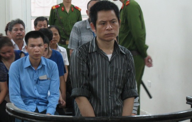 Bị chém tử vong khi đi đòi nợ cùng bạn Bị cáo Quách Mạnh Hùng (áo kẻ) trong phiên xử ngày 25/7.