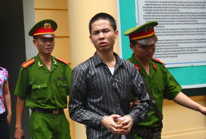 “Múa” đao kiếm kinh hoàng trong vụ đòi nợ cùng mẹ Bị cáo Trần Trọng Hiếu