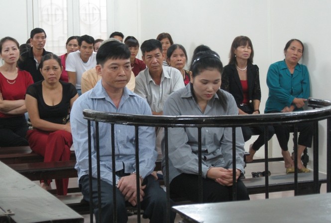 Điều tra bổ sung vụ cựu giảng viên cảnh sát và vợ lừa 9 tỷ Vợ chồng cựu giảng viên (hàng ghế đầu tiên) trong phiên xử ngày 20/8