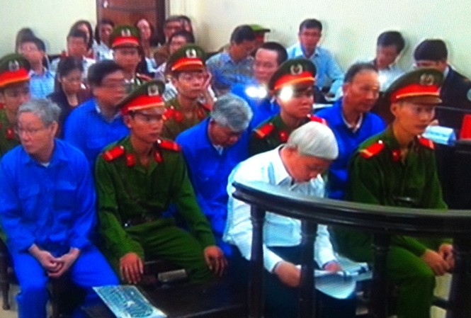 Phúc thẩm bầu Kiên: An ninh thắt chặt, luật sư kêu khó Bị cáo Kiên tranh thủ nghiên cứu tài liệu ngay trước vành móng ngựa.