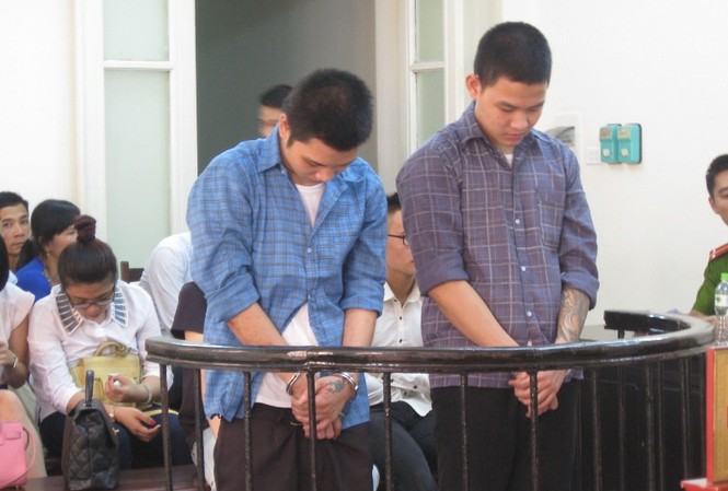 Bán hàng ảo, “bóc lịch” thật Hai bị cáo trong phiên xử ngày 25/9. Ảnh: BH