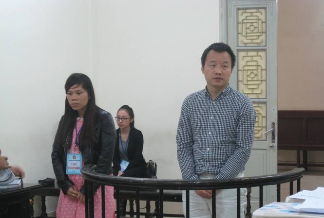 Tuyên phạt một người Trung Quốc 15 năm tù vì buôn lậu Wang Ao Feng (bên phải) và Minh trong phiên xử. Ảnh: BH
