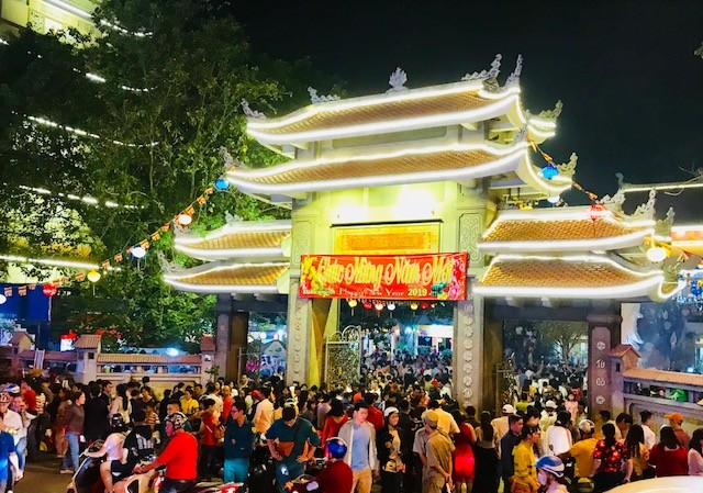 Chen chân hái lộc sau giao thừa Chen chân hái lộc sau giao thừa