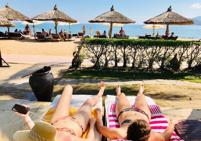 Khách Tây chen chân tắm nắng ở biển Nha Trang Khách Tây chen chân tắm nắng ở biển Nha Trang