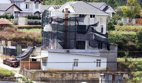 Tháo dỡ biệt thự 'mọc' trái phép ở Đà Lạt Công trình xây dựng không phép đang bị tháo dỡ