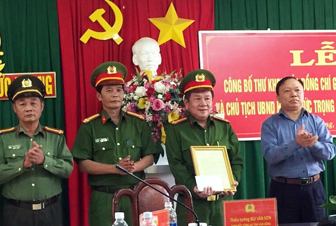 Hành trình truy bắt 'siêu trộm' trốn trại giam tìm đường ra nước ngoài Thiếu tướng Bùi Văn Sơn trao thư khen cho Công an Đức Trọng