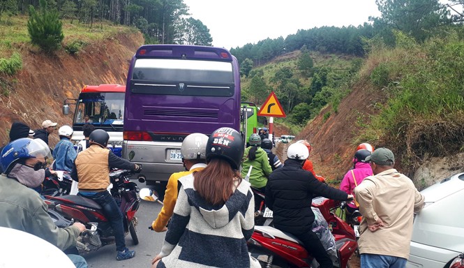 Đà Lạt quá tải, đèo Bảo Lộc tắc nghẽn nhiều giờ kẹt cứng tại một đường đèo ở Đà Lạt