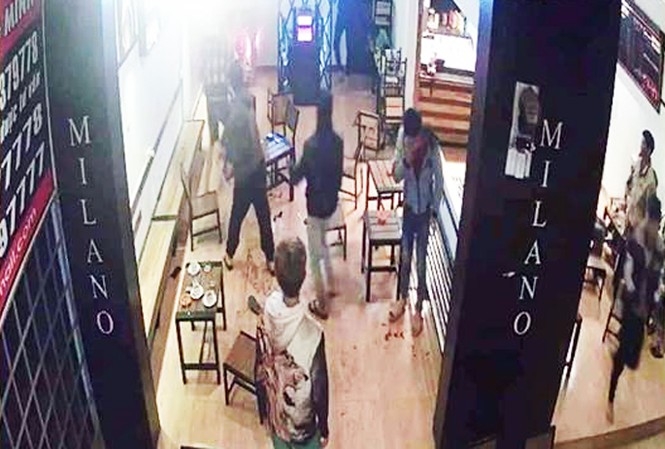 Nhóm thanh niên bị chém dã man trong quán cà phê Hình ảnh trích xuất từ camera