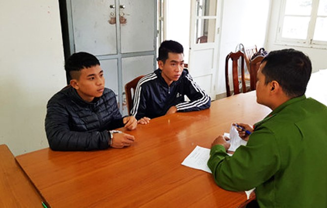 Bắt 2 đối tượng cướp túi khách nước ngoài ở Đà Lạt Hùng và Tuấn tại cơ quan điều tra