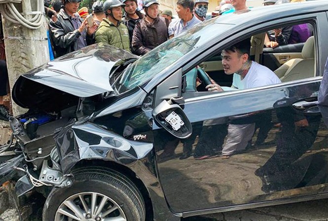 9X nghi 'ngáo đá' lái ô tô gây tai nạn liên hoàn, 3 người bị thương Tài xế ôm vô lăng lắc lư sau khi gây tai nạn liên hoàn