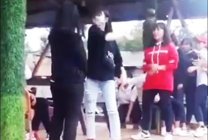 Yêu cầu xác minh làm rõ vụ 3 học sinh đánh tàn bạo một nữ sinh Một học sinh tát vào mặt nữ sinh T (ngoài cùng bên trái)