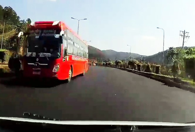 Tài xế chạy ngược chiều trên cao tốc bị phạt tiền, tước GPLX 5 tháng Xe khách giường nằm chạy ngược chiều trên cao tốc - ảnh cắt từ clip