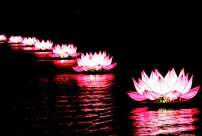 '7 đóa sen nhiệm mầu' thắp sáng hồ Xuân Hương mừng đại lễ Phật đản Thắp sáng "7 đóa sen nhiệm mầu" trên hồ Xuân Hương