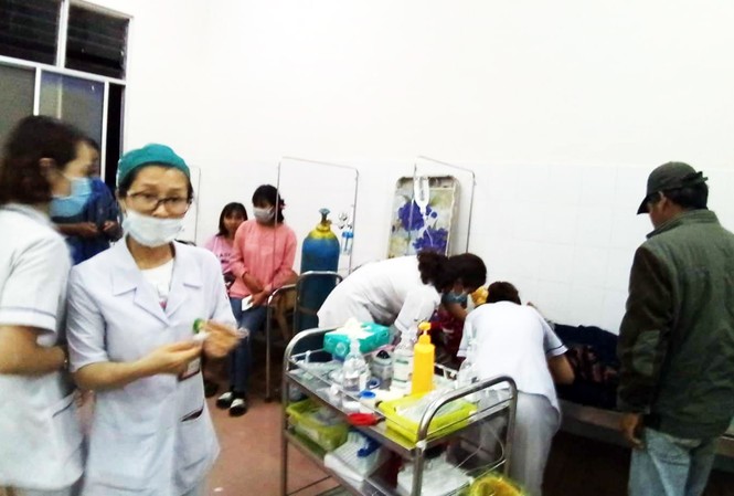134 người bị ngộ độc tại tiệc cưới do thức ăn nhiễm vi khuẩn Bệnh nhân bị ngộ độc được điều trị tại Trung tâm Y tế Di Linh